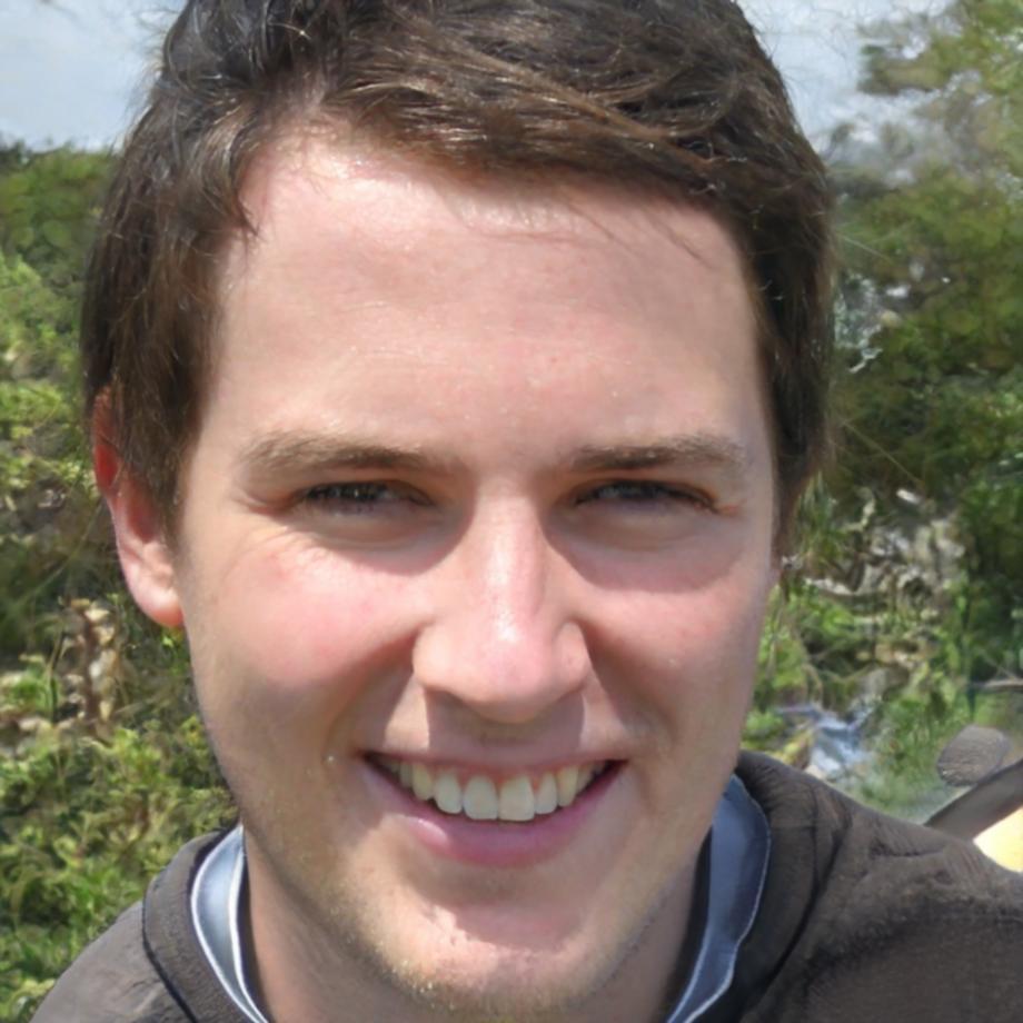 Retrato profesional de Adrián Ferraz, director del programa de negociación