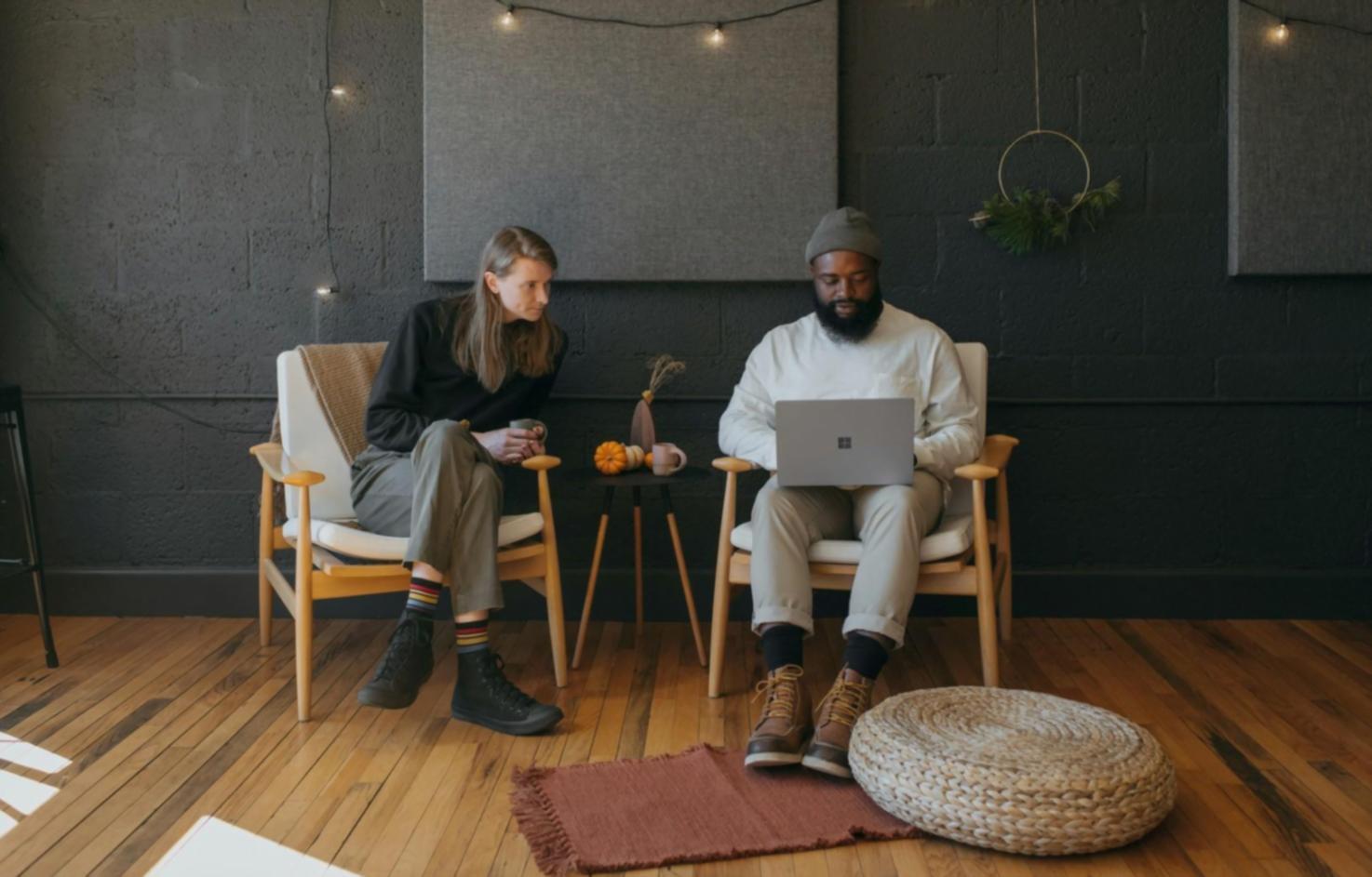 Equipo de trabajo en sesión de negociación estratégica